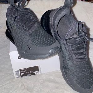 Woman’s 8.5 Nike 270s